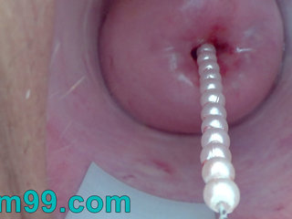 Cervix чукане играя inserting а японки вибратор.