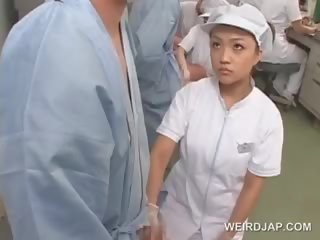 험악한 아시아의 간호사 마찰 그녀의 환자 굶주린 찌르기