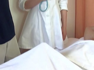 Ασιάτης/ισσα ιατρικό practitioner fucks δυο youths σε ο νοσοκομείο