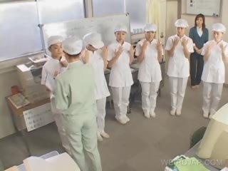 Jepang perawat pemberian memainkan kontol dengan tangan untuk pasien